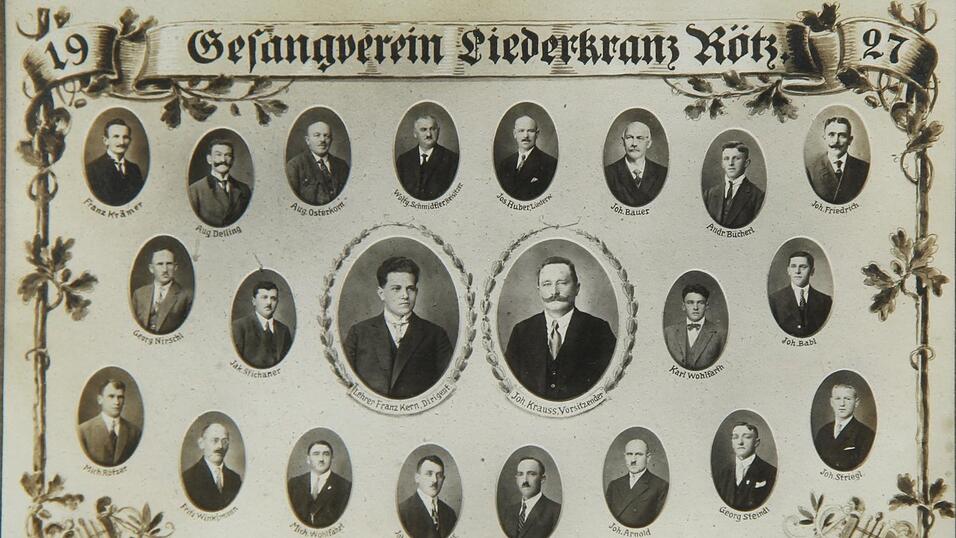 Der 1925 wieder gegr&uuml;ndete 'Liederkranz R&ouml;tz' w&auml;re heuer hundert Jahre jung geworden. 1927 erstellten Sie eine Fototafel der Gr&uuml;ndungsmitglieder. Von oben links nach unten recht: Franz Kr&auml;mer, August Delling, August Osterkron, Wolfgang Schmidtler (Beisitzer), Josef Huber (Liederwart), Johann Bauer, Andreas B&uuml;cherl, Johann Friedrich, Georg Nirschl, Jakob Stichaner, Lehrer Franz Kern (Dirigent), Johann Krauss (Vorsitzender), Karl Wohlfarth, Johann Babl, Michael R&ouml;tzer, Fritz Winklmann, Michael Wohlfahrt, Johann Stichaner (Schriftf&uuml;hrer), Georg Drexler (Kassier), Johann Arnold, Georg Steindl und Johann Striegl.