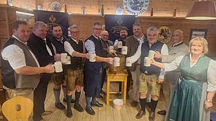Ein &bdquo;Prost&ldquo; auf das Plattlinger Volksfest 2026: (v. l.) Gebietsverkaufsleiter Markus Jahrstorfer, Festwirt Jochen M&ouml;rz, Braumeister Fabian Wall, Landrat Bernd Sibler, B&uuml;rgermeister Hans Schmalhofer, Braumeister G&uuml;nther Breitenfellner, Braumeister Lukas Wiese, Brauereidirektor Karl Gratzl, zweiter B&uuml;rgermeister Franz Geisberger, Ulrich Graf von und zu Arco-Zinneberg und dritte B&uuml;rgermeisterin Monika Beham.