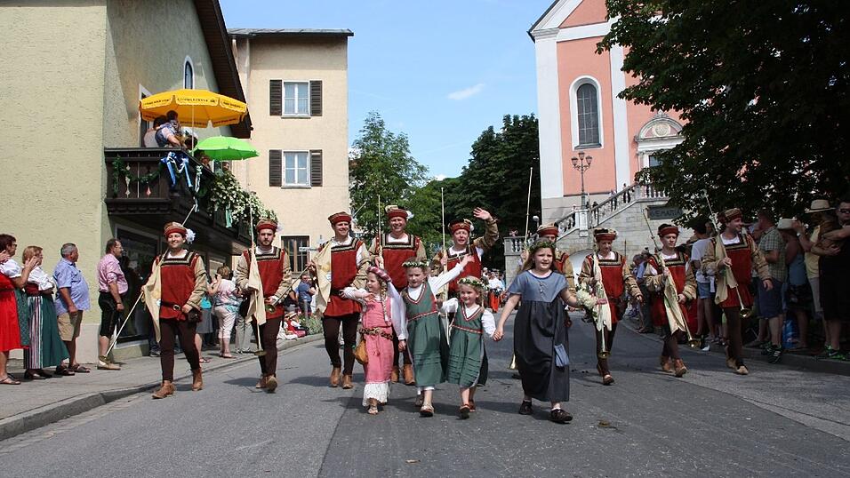 Die schönsten Augenblicke des historischen Drachenstich-Festzuges 2016. Die schönsten Augenblicke des historischen Drachenstich-Festzuges 2016.