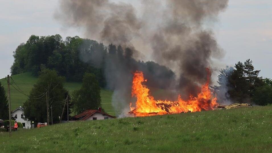 In Breitenberg ist am Dienstagabend ein Brand in einem Sägewerk ausgebrochen. In Breitenberg ist am Dienstagabend ein Brand in einem Sägewerk ausgebrochen.