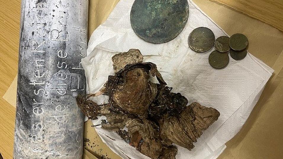 Silber- und Kupfermünzen, ein Zeitungsartikel und Fotos wurden seit dem beim Bau einer Brücke in Hof im Jahr 1928 in einer Zeitkapsel aufbewahrt. Nun sind die Gegenstände beim Abriss des Bauwerks wiedergefunden worden. Silber- und Kupfermünzen, ein Zeitungsartikel und Fotos wurden seit dem beim Bau einer Brücke in Hof im Jahr 1928 in einer Zeitkapsel aufbewahrt. Nun sind die Gegenstände beim Abriss des Bauwerks wiedergefunden worden.