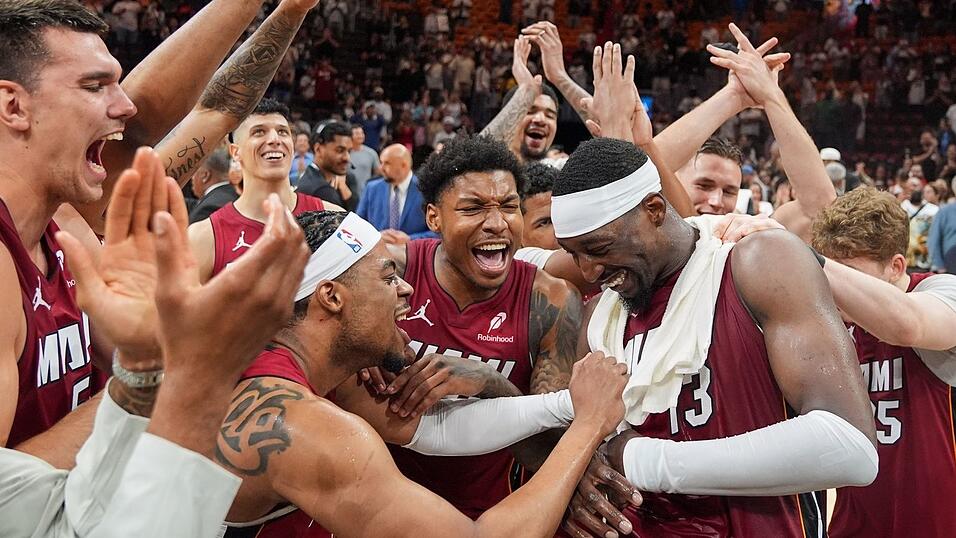 Bam Adebayo (rechts) wurde von Fans und Mitspielern f&uuml;r seine 83 Punkte gefeiert.