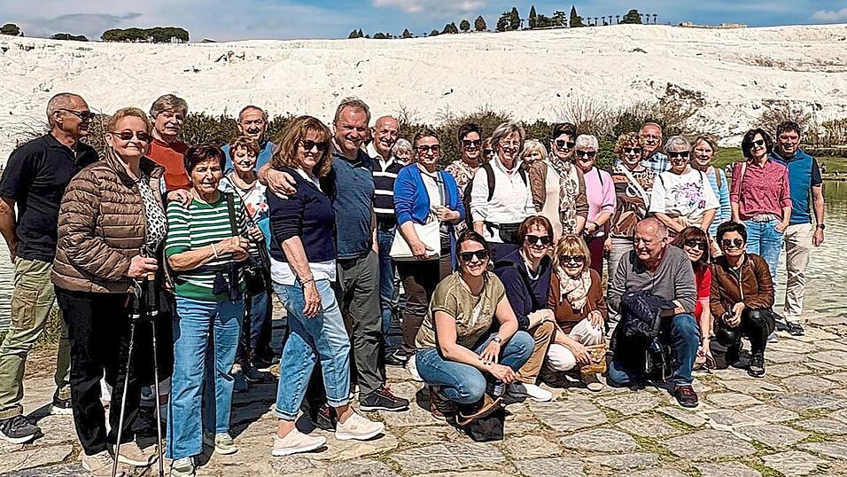 Am Fuße des Kalksinterfelsens von Pamukkale (Baumwollschloss) ist dieses Erinnerungsfoto der Reisegruppe entstanden. Am Fuße des Kalksinterfelsens von Pamukkale (Baumwollschloss) ist dieses Erinnerungsfoto der Reisegruppe entstanden.