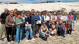 Am Fu&szlig;e des Kalksinterfelsens von Pamukkale (Baumwollschloss) ist dieses Erinnerungsfoto der Reisegruppe entstanden.