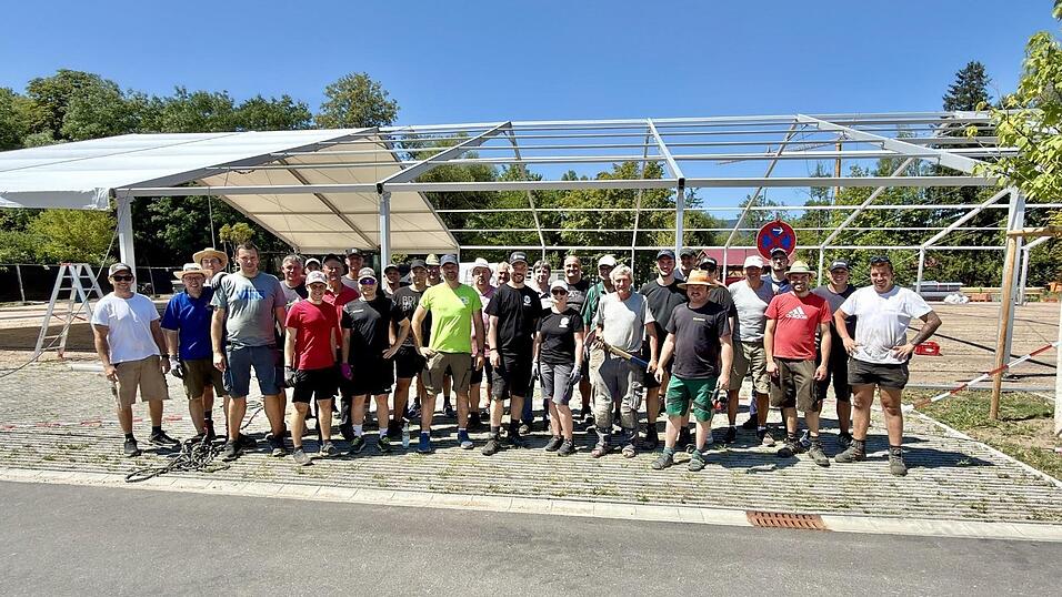 35 Helfer rückten Mittwoch an, um die Festwirte zu unterstützen. Darunter viele Drachenstich-Akteure und ehemalige Ritter. 35 Helfer rückten Mittwoch an, um die Festwirte zu unterstützen. Darunter viele Drachenstich-Akteure und ehemalige Ritter.