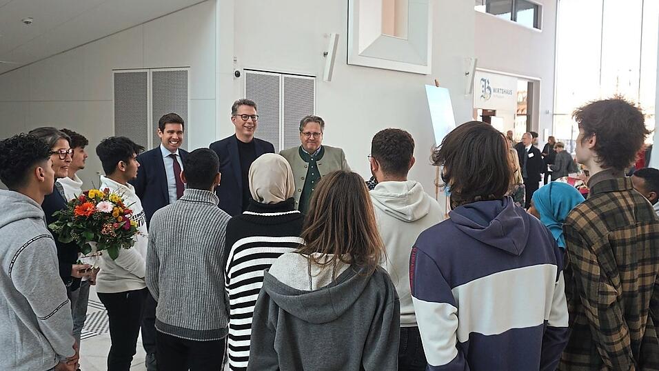 Die Schulklasse im Gespräch mit Patrick Grossmann (von links), Markus Blume und Richard Loibl. Die Schulklasse im Gespräch mit Patrick Grossmann (von links), Markus Blume und Richard Loibl.