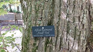 Ein kleines Schild erinnert an den großen Künstler Fredl Fesl.