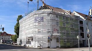 Das Grün verschwindet und auch das Dach wird erneuert. Derzeit laufen die Arbeiten am Grünen Haus.