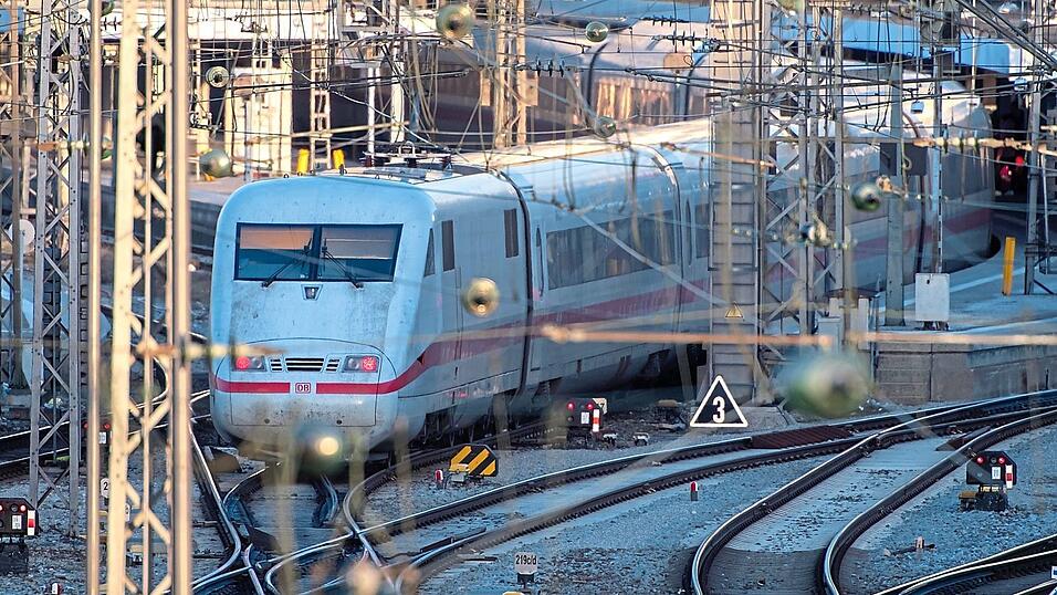 Die Betriebsqualit&auml;t der Deutschen Bahn sei 'auf einen historischen Tiefststand' gefallen, kritisieren zwei Experten. Das habe vor allem mit den &Uuml;berregulierungen zu tun, meinen sie.