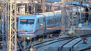 Die Betriebsqualit&auml;t der Deutschen Bahn sei 'auf einen historischen Tiefststand' gefallen, kritisieren zwei Experten. Das habe vor allem mit den &Uuml;berregulierungen zu tun, meinen sie.