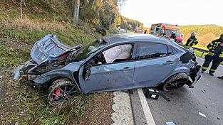 Der Mann konnte sich noch selbst aus seinem Auto befreien. Der Mann konnte sich noch selbst aus seinem Auto befreien.