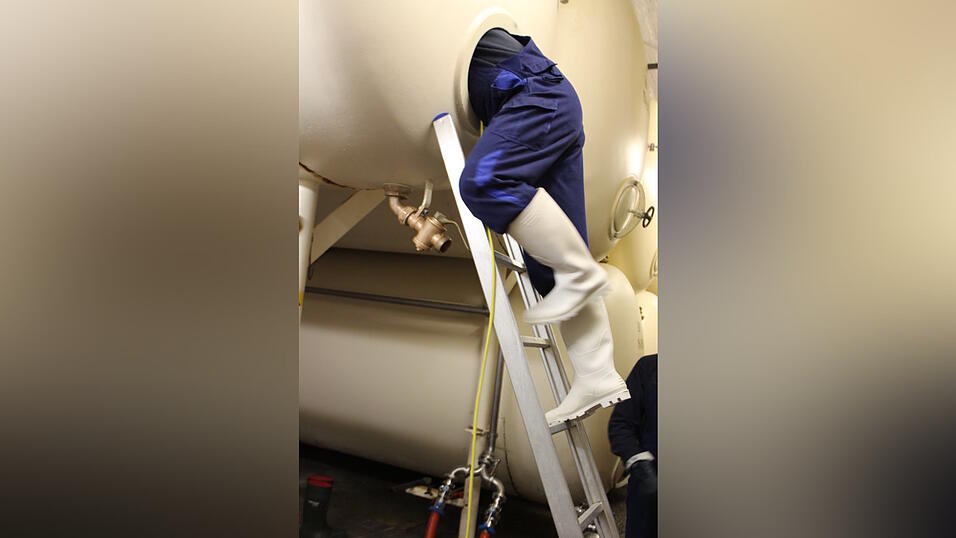 Tobias Gmeiner klettert zum Reinigen in den Tank: 'Als ich zum ersten Mal die kleine &Ouml;ffnung sah, dachte ich: ,Wie soll ich da denn reinkommen?'. Aber &Uuml;bung macht den Meister'