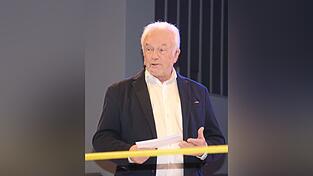 Wolfgang Kubicki war neun Stunden mit dem Zug unterwegs zur Dingolfinger Veranstaltung. Aber immerhin kam er p&uuml;nktlich.