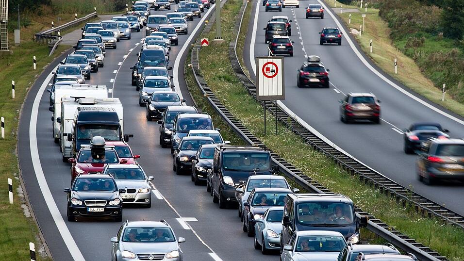Auf der A8 in Richtung Salzburg hat sich der Verkehr am Samstag auf mehreren Kilometern gestaut. (Symbolbild) Auf der A8 in Richtung Salzburg hat sich der Verkehr am Samstag auf mehreren Kilometern gestaut. (Symbolbild)