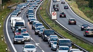 Auf der A8 in Richtung Salzburg hat sich der Verkehr am Samstag auf mehreren Kilometern gestaut. (Symbolbild)