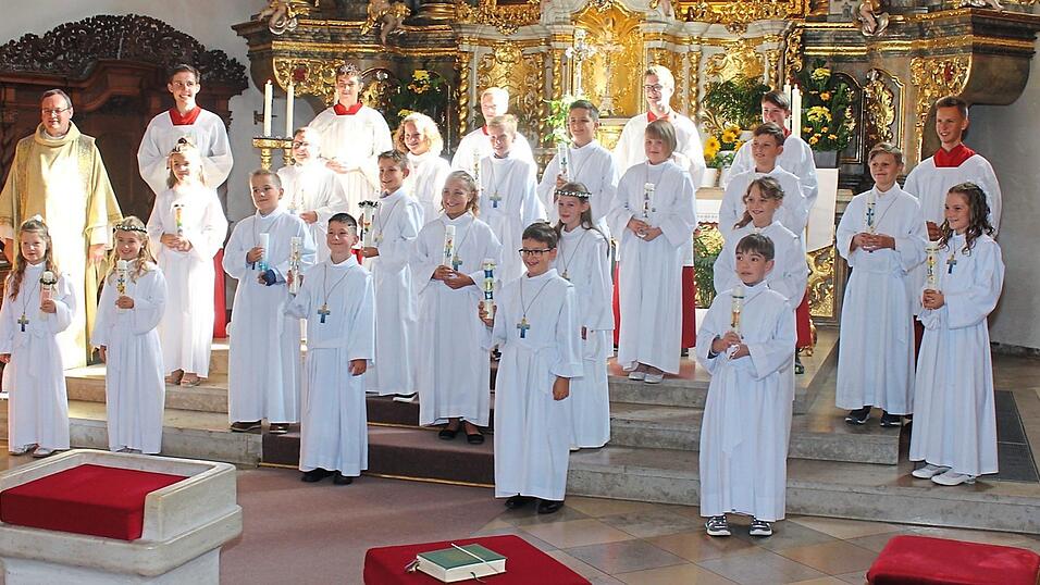 Zum Abschluss gab es ein Gruppenfoto. Hierzu durften die Erstkommunikanten ihren Mund-Nase-Schutz abnehmen.