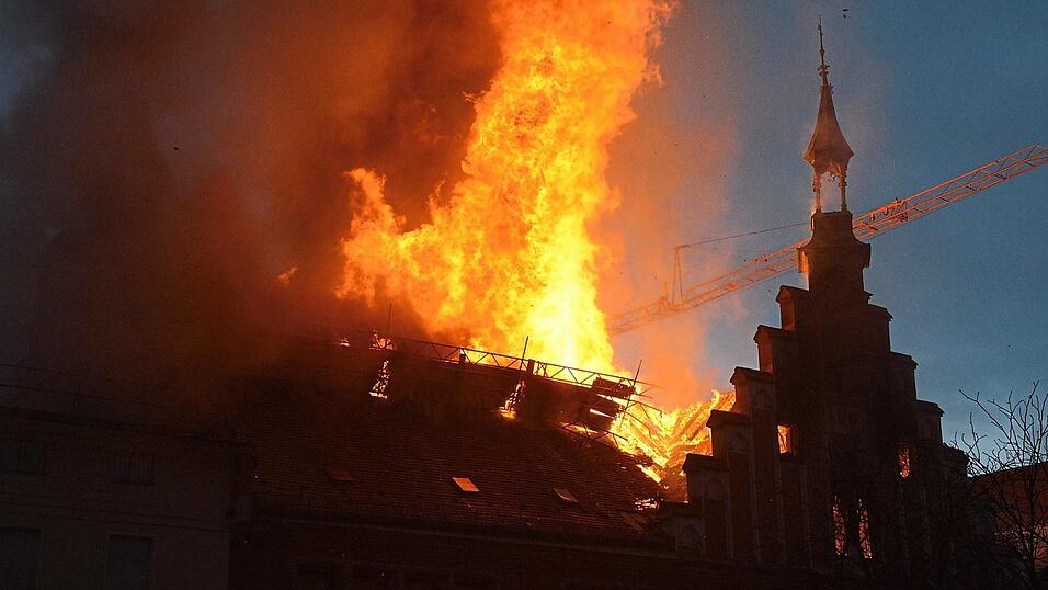 Nur wenige Minuten, nachdem die Brandmeldeanlage des Historischen Rathauses anschlägt, lodern bereits meterhohe Flammen aus dem Gebäude am Stadtplatz. Nur wenige Minuten, nachdem die Brandmeldeanlage des Historischen Rathauses anschlägt, lodern bereits meterhohe Flammen aus dem Gebäude am Stadtplatz.