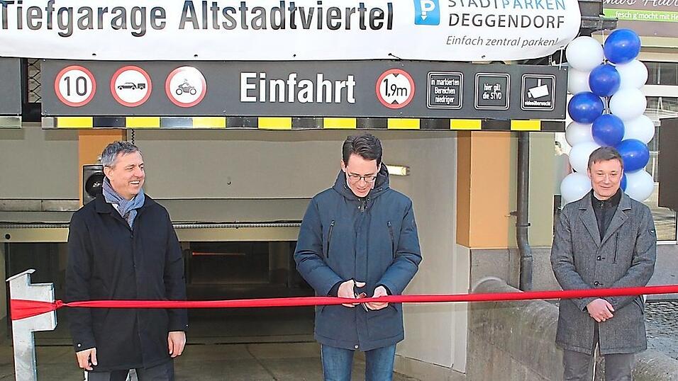 Oberb&uuml;rgermeister Dr. Christian Moser durchtrennt das Absperrband. Links Stadtbau- und Stadtparken-Chef Reiner Winter-H&auml;ring, rechts Planer Stephan Hentschinski.