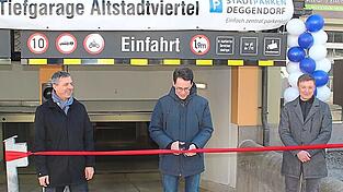 Oberbürgermeister Dr. Christian Moser durchtrennt das Absperrband. Links Stadtbau- und Stadtparken-Chef Reiner Winter-Häring, rechts Planer Stephan Hentschinski. Oberbürgermeister Dr. Christian Moser durchtrennt das Absperrband. Links Stadtbau- und Stadtparken-Chef Reiner Winter-Häring, rechts Planer Stephan Hentschinski.