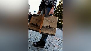 Straubing und seine gute Stube, der Stadtplatz, ist immer noch eine Einkaufsstadt f&uuml;r Touristen und Menschen aus der Region.