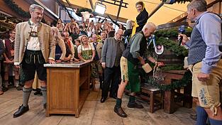 Das Anzapfen zum offiziellen Wiesn-Start ist Chefsache - also Aufgabe des Münchner Oberbürgermeisters.