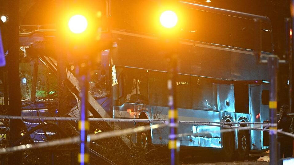 Ein Doppeldeckerbus soll in eine Haltestelle gekracht sein. Ein Doppeldeckerbus soll in eine Haltestelle gekracht sein.