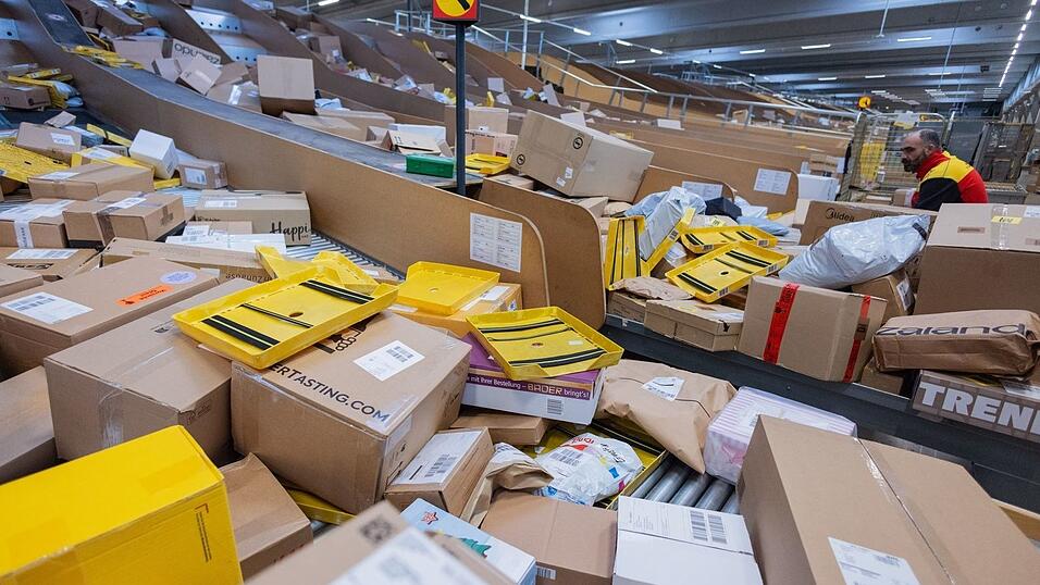 Pakete, so weit das Auge reicht - hier in einer DHL-Zustellbasis. (Symbolbild) Pakete, so weit das Auge reicht - hier in einer DHL-Zustellbasis. (Symbolbild)