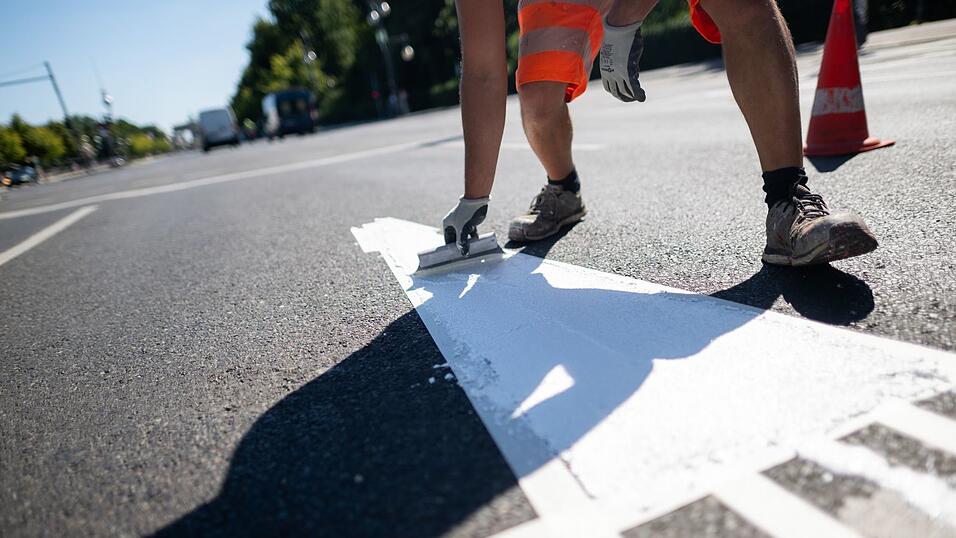 Auch im öffentlichen Dienst gibt es viele Beschäftigte, die im Freien arbeiten. (Symbolbild) Auch im öffentlichen Dienst gibt es viele Beschäftigte, die im Freien arbeiten. (Symbolbild)