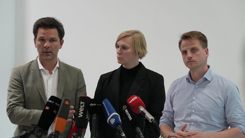 Den Sondierungsstand erl&auml;uterten in Berlin am Freitag Steffen Krach von der SPD, Nina Stahr von den Gr&uuml;nen und Maximilian Schirmer von der Linke.