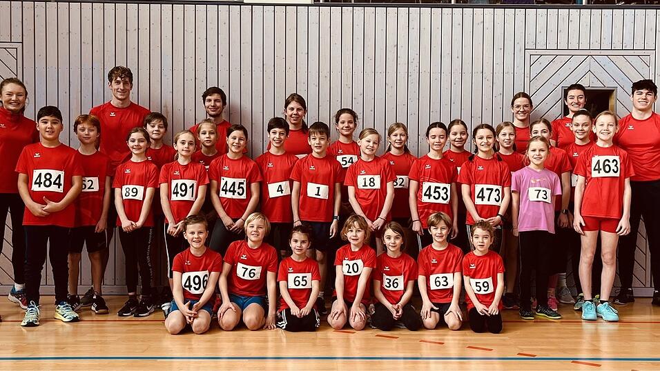 Die erfolgreichen Deggendorfer Sportler mit den Trainern Rahel B&auml;r und Florian Perwitzschky sowie den helfenden Studenten.