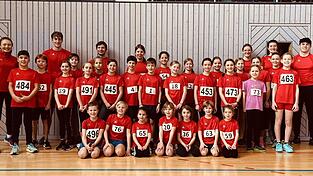 Die erfolgreichen Deggendorfer Sportler mit den Trainern Rahel B&auml;r und Florian Perwitzschky sowie den helfenden Studenten.