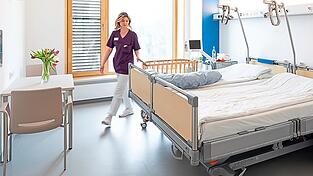 Die Familienzimmer sind mit zwei Betten, Tisch und Bad ausgestattet.