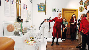 Museumsleiterin Barbara Michal bei der Eröffnung der Sonderausstellung „Miteinander - über Vereine auf dem Land“. Sonderausstellungen ziehen zusätzliche Besucher an. Die Vorbereitung dieser Schauen aber ist zeitintensiv - und Michal zufolge mit nur 26 Wochenstunden nicht zu leisten.