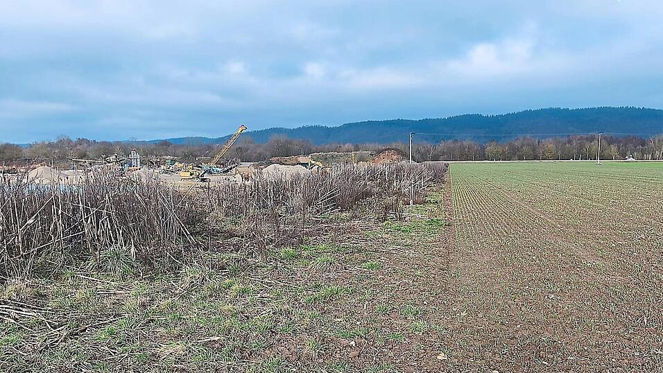 Der Kiesgrubenbetreiber muss nun die ordnungsgemäßen Grenzabstände, zehn Meter zu den Ackerflächen und dem Feldweg sowie 20 Meter zur Kreisstraße, wiederherstellen. Seit mehr als einem Jahr muss deshalb der angrenzende Landwirt den Grenzabstand erbringen. Ein zehn Meter breiter Streifen Ackerland liegt deshalb brach. Den Ernteausfall muss der Landwirt zivilrechtlich einklagen. Der Kiesgrubenbetreiber muss nun die ordnungsgemäßen Grenzabstände, zehn Meter zu den Ackerflächen und dem Feldweg sowie 20 Meter zur Kreisstraße, wiederherstellen. Seit mehr als einem Jahr muss deshalb der angrenzende Landwirt den Grenzabstand erbringen. Ein zehn Meter breiter Streifen Ackerland liegt deshalb brach. Den Ernteausfall muss der Landwirt zivilrechtlich einklagen.