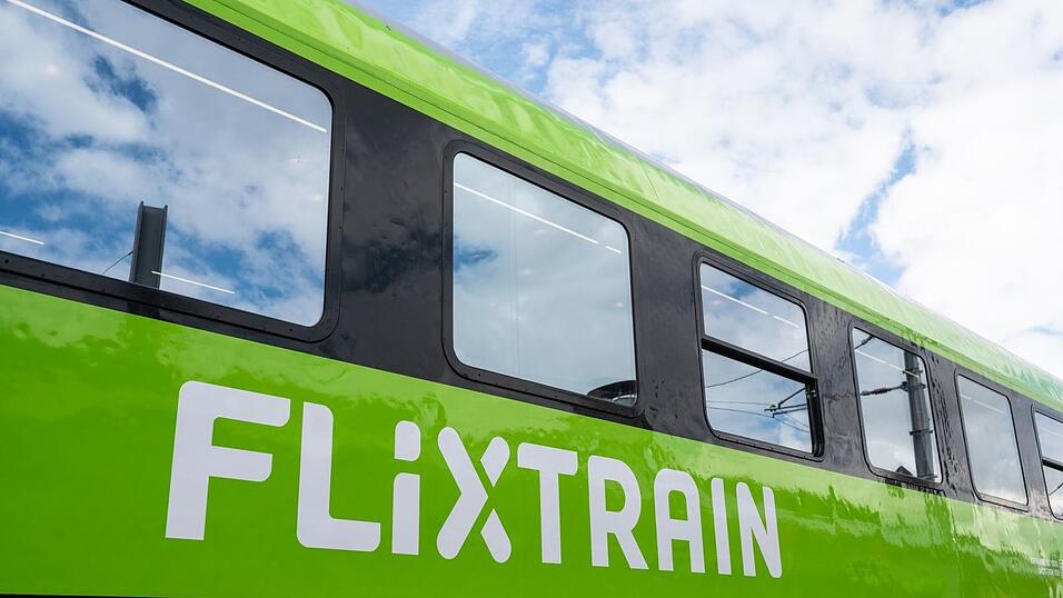 Neben den weiß-roten Zügen der DB und den tiefroten von Italo könnten bald auch mehr grüne von Flixtrain unterwegs sein - das Unternehmen aus München hat Dutzende neue Züge bestellt. (Archivbild) Neben den weiß-roten Zügen der DB und den tiefroten von Italo könnten bald auch mehr grüne von Flixtrain unterwegs sein - das Unternehmen aus München hat Dutzende neue Züge bestellt. (Archivbild)