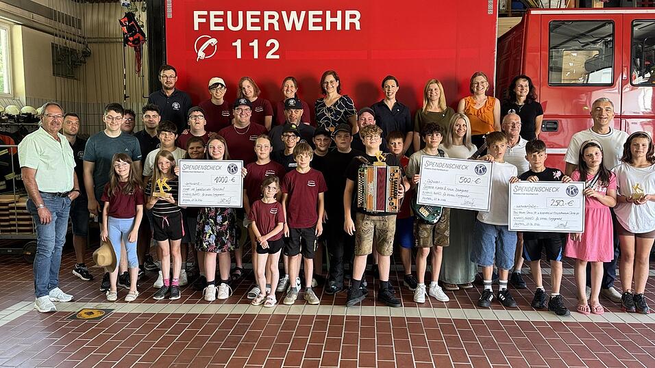 Die Gewinner der Kinder- und Jugendfeuerwehr Patersdorf nahmen die Geladenen in die Mitte.