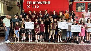Die Gewinner der Kinder- und Jugendfeuerwehr Patersdorf nahmen die Geladenen in die Mitte.