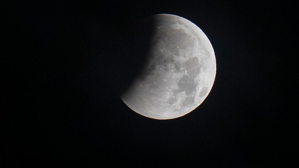 In Bayern war der Beginn der partiellen Mondfinsternis teils gut zu sehen. In Bayern war der Beginn der partiellen Mondfinsternis teils gut zu sehen.
