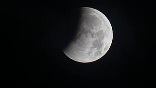 In Bayern war der Beginn der partiellen Mondfinsternis teils gut zu sehen. In Bayern war der Beginn der partiellen Mondfinsternis teils gut zu sehen.