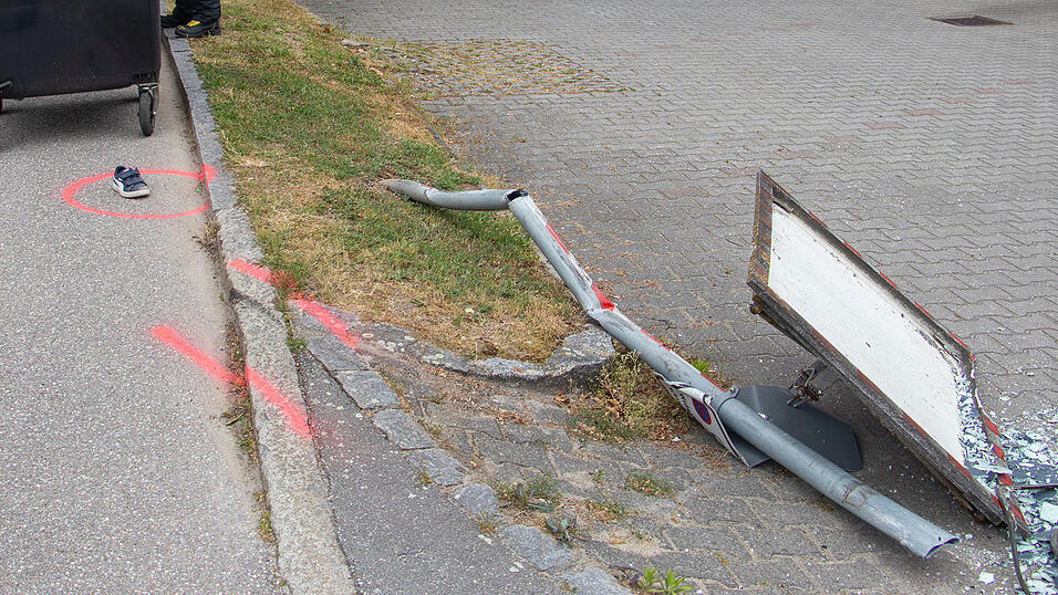 Ein Kind ist bei einem Unfall in Plattling schwer verletzt worden und daraufhin gestorben. 