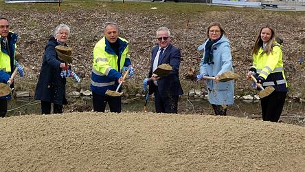 Der Spatenstich: (von links) Hannes Berger, Bereichsleiter Hochwasserschutz des Wasserwirtschaftsamtes Deggendorf, stellvertretende Landr&auml;tin Edeltraud Plattner, Dr. R&uuml;diger Detsch, Ministerialdirektor am Bayerischen Staatsministerium f&uuml;r Umwelt und Verbraucherschutz, B&uuml;rgermeister Matth&auml;us Mandl, Monika Linseisen, Regierungsvizepr&auml;sidentin der Regierung von Niederbayern und Projektleiterin Eva Hopfenspirger.