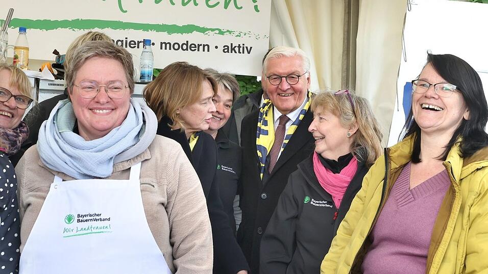 Der Bundespr&auml;sident und seine Frau schauten auch bei den Landfrauen vorbei.