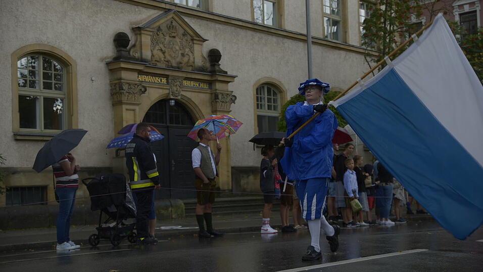 Zahlreiche Musik- und Trachtengruppen zogen nach dreij&auml;hriger Pause am Freitagabend zum Festplatz Am Hagen.&nbsp;