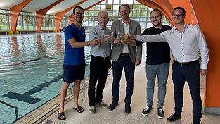 Badleiter Philipp Mora (v.l.), Stadtwerkeleiter Thomas Merkl, Bürgermeister Matthias Kohlmayer sowie Stefan Ohlwerter und Patrick Edenhofer von den Stadtwerken stoßen auf die Hallenbadsaison an.