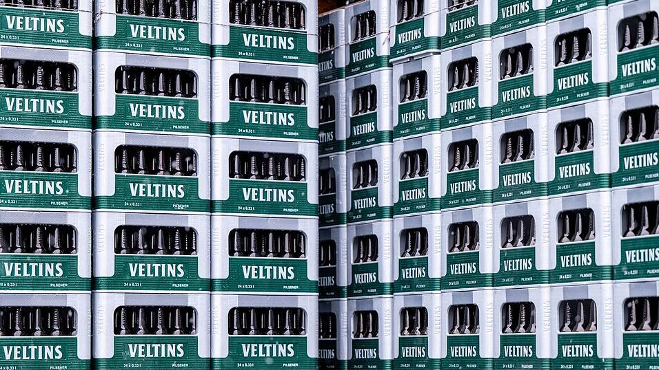 Leergut der Marke Veltins steht auf dem Firmengelände. Leergut der Marke Veltins steht auf dem Firmengelände.
