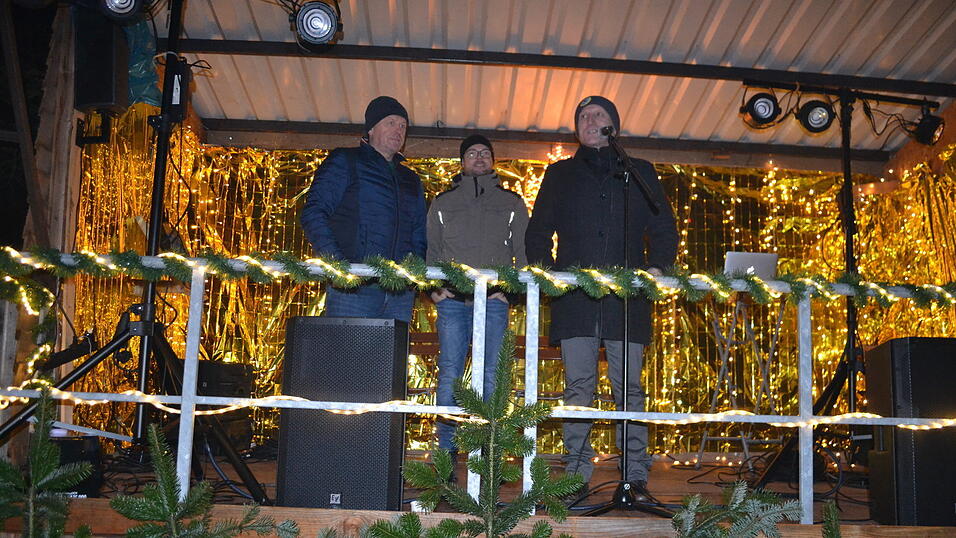 Bürgermeister Franz Aster eröffnet den neunten „Winterzauber“ und lobe Vorsitzenden Jürgen Hundsrucker und zweiten Vorsitzenden Tobias Koschkin für die Vorbereitungen. Bürgermeister Franz Aster eröffnet den neunten „Winterzauber“ und lobe Vorsitzenden Jürgen Hundsrucker und zweiten Vorsitzenden Tobias Koschkin für die Vorbereitungen.