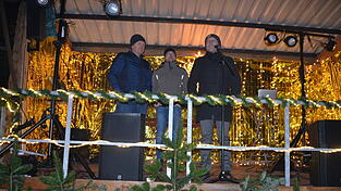 B&uuml;rgermeister Franz Aster er&ouml;ffnet den neunten &bdquo;Winterzauber&ldquo; und lobe Vorsitzenden J&uuml;rgen Hundsrucker und zweiten Vorsitzenden Tobias Koschkin f&uuml;r die Vorbereitungen.