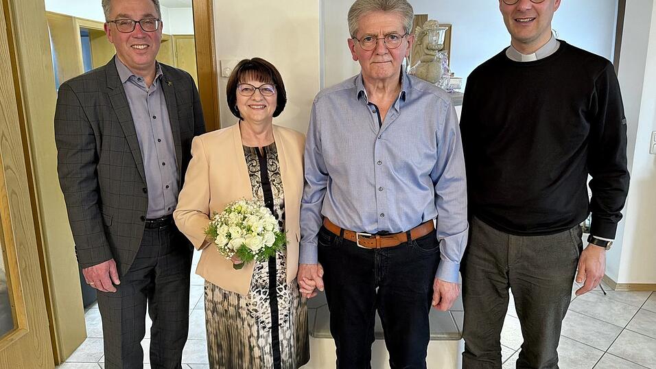 Zur Goldenen Hochzeit gratulierten Zweiter B&uuml;rgermeister Claus Schorn (l.) und Pfarrer Dirk Rolland (r.).
