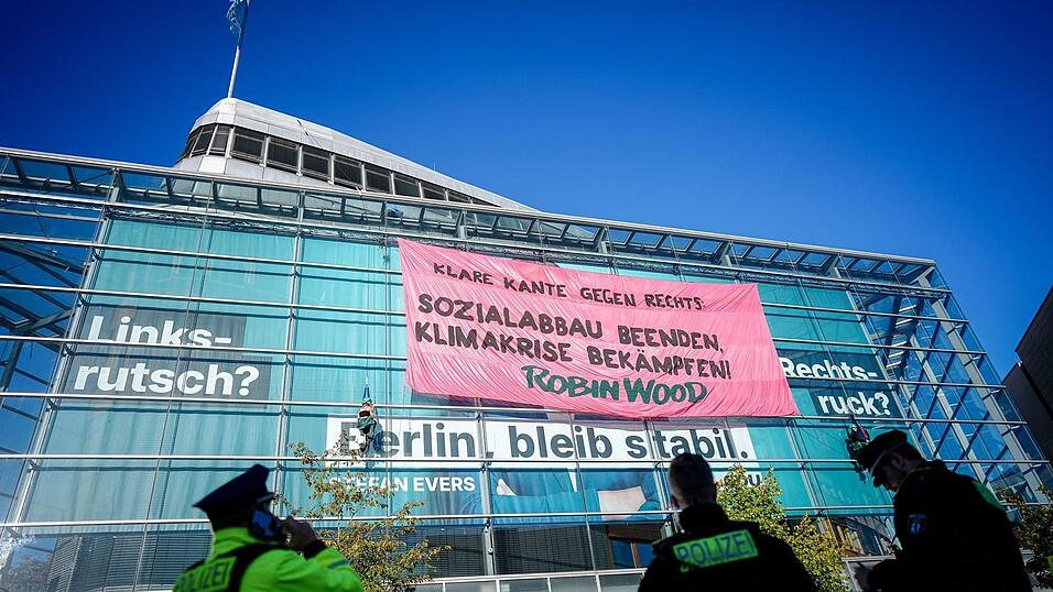Aktivisten demonstrieren mit einer Kletter-Aktion am Konrad-Adenauer-Haus in Berlin. Aktivisten demonstrieren mit einer Kletter-Aktion am Konrad-Adenauer-Haus in Berlin.