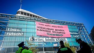 Aktivisten demonstrieren mit einer Kletter-Aktion am Konrad-Adenauer-Haus in Berlin. Aktivisten demonstrieren mit einer Kletter-Aktion am Konrad-Adenauer-Haus in Berlin.